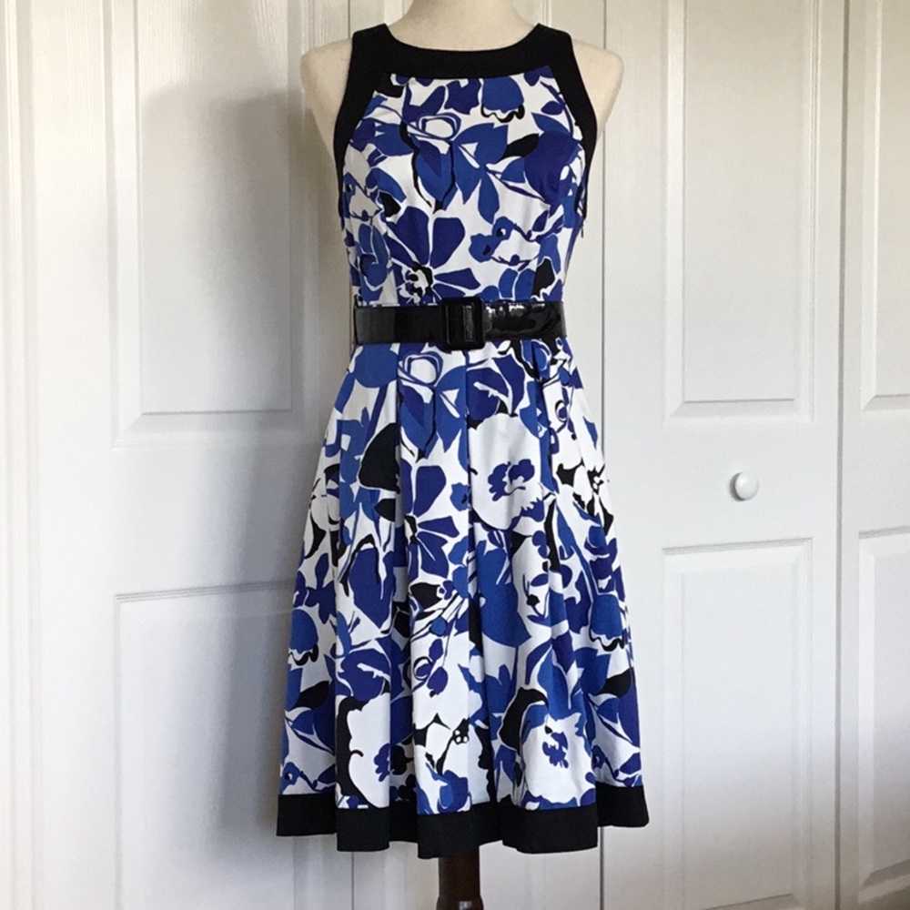 Cute fitted sleeveless dress